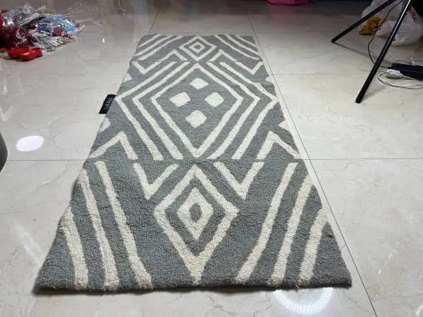 VERY NICE GEOMETRIC WHITE AND GREY 100$ WOOL RALPH LAUREN RUNNER!$55!!