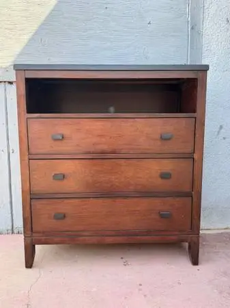Tall dresser with three drawers in very good condition