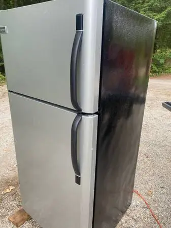 Refrigerator Electrolux. 18 Cu. *Free local Delivery