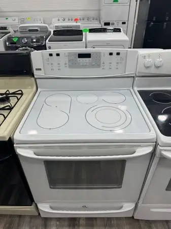 Kenmore 30”W Freestanding Glasstop Electric Range With Excellent Condition