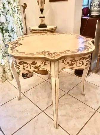 ✨ Amy Howard Scalloped French Painted small dining side Table✨✨