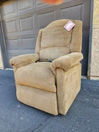 XL LAZY BOY POWER LIFT RECLINER CHAIR