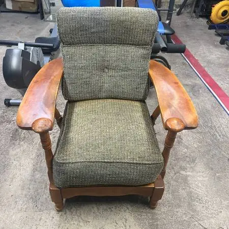 CUSHMAN Paddle Arm w/Buttons Padded Arm Chair Lounger