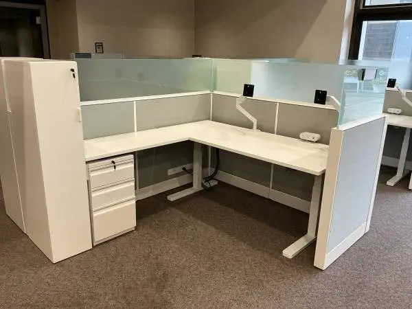 Pod of 4 Cubicles / Workstations by Teknion Limited