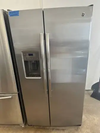GE Stainless Steel Refrigerator W Ice & Water 713-376-0356
