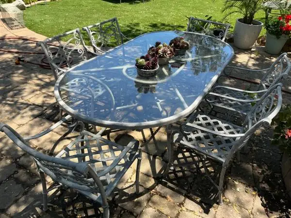 Metal patio set, table and 6 chairs in excellent condition