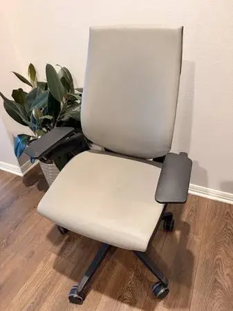 Steelcase Gesture Premium Leather Office Chair – Fully Adjustable