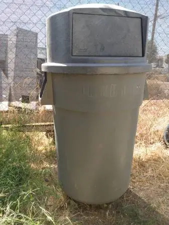 RUBBERMAID BIN