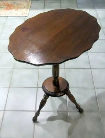 Putney Vermont BASKETVILLE / Tilt Pedestal Side Table For Sale