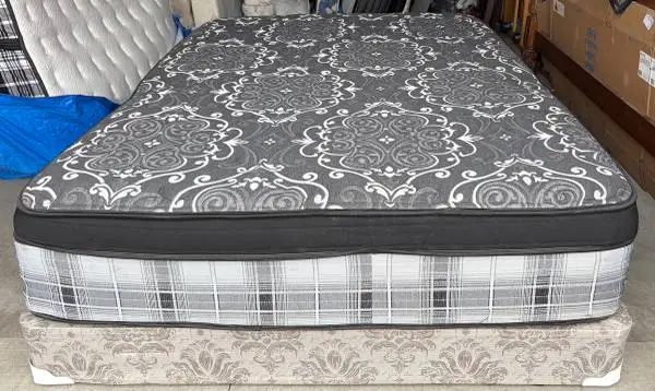 *Clean* Therapedic Queen Eurotop Plush Mattress/Box/Frame
