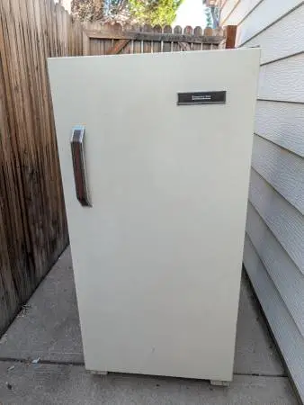 Montgomery Ward 10.1 cu ft Upright Freezer