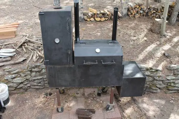 Offset Smoker with Horizontal and Vertical chambers