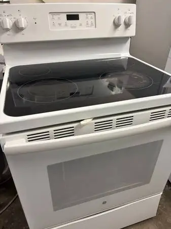 GE White Smooth Top Stove