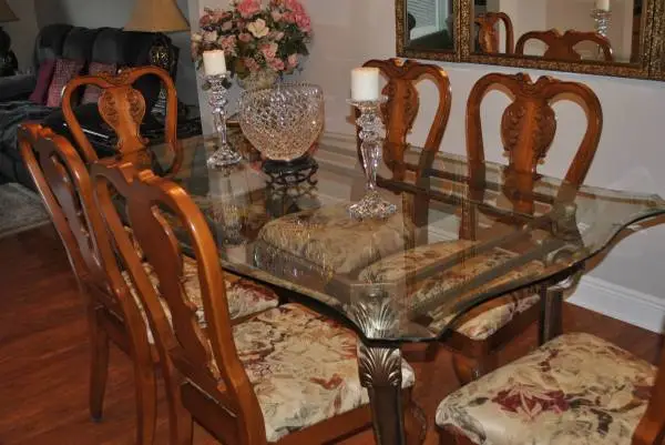 ***   GLASS TOP DINING ROOM TABLE   ***