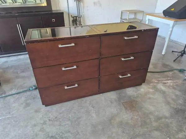 NICE DRESSER
