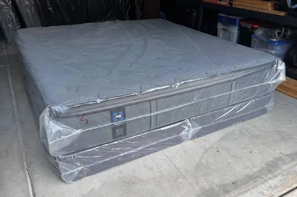 NEW king size pillow top Sealy Plus