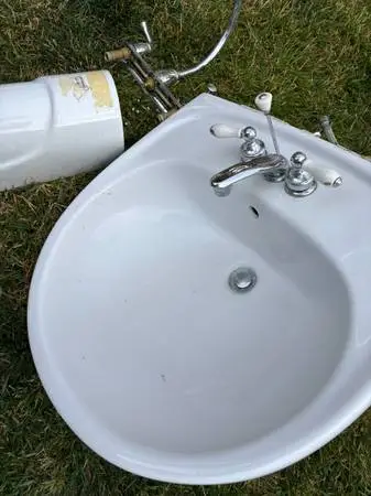 Sink with it’s own pedestal &faucet