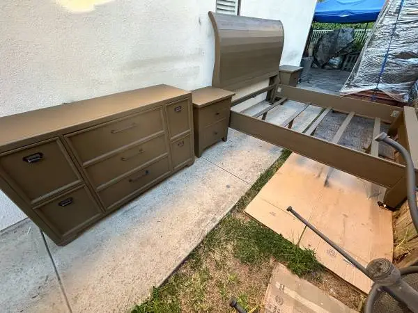 QUALITY LIKE NEW 5 PC WOODEN KING BEDROOM SET CAN DELIVER LOCAL IF NEEDED