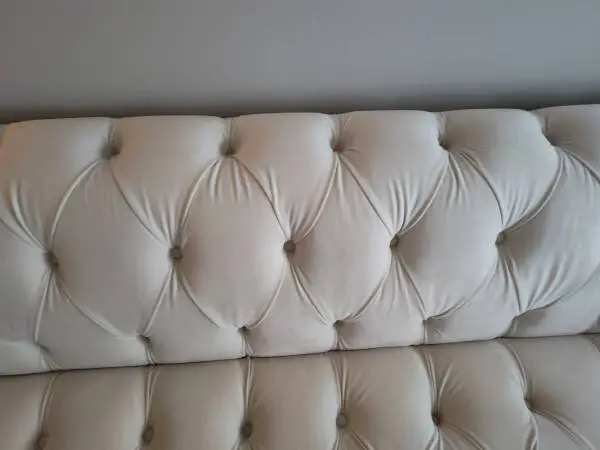 WHITE TUFTED VELVET SOFA
