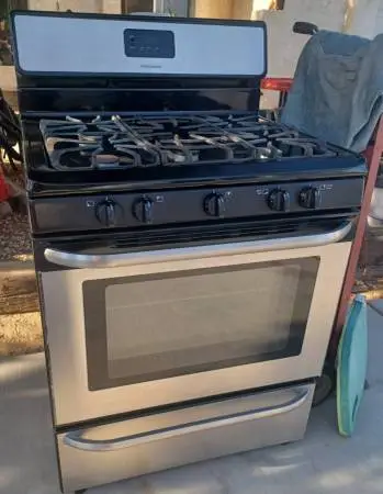 Frigidaire Stainless stove  / Ge Black stove