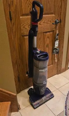 Hoover MAXLife Swivel XL Pet Bagless Upright Vacuum Cleaner