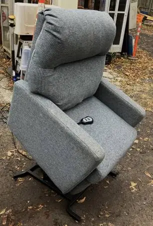 BEST POWER LIFT / RECLINER CHAIR-PERFECT CONDITION !