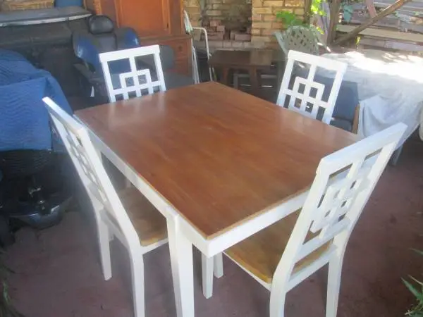dinning table and 4 chairs