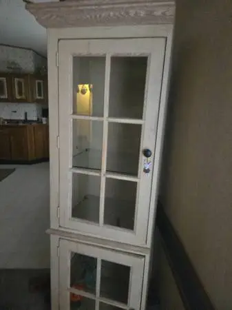 Beautiful end cabinets i good condition