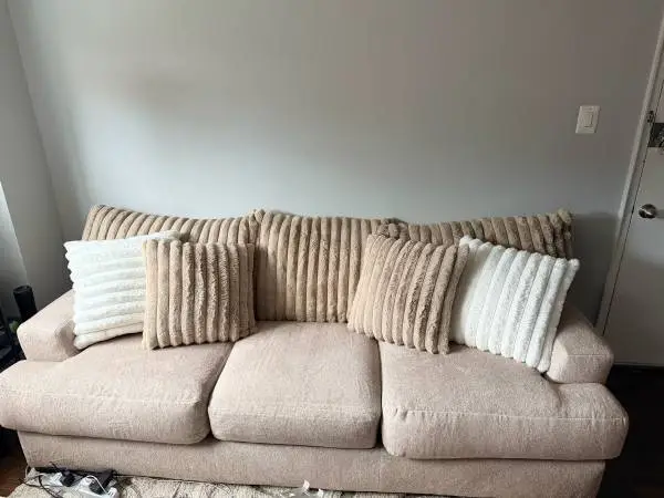 Beautiful clean couch, make me an offer!