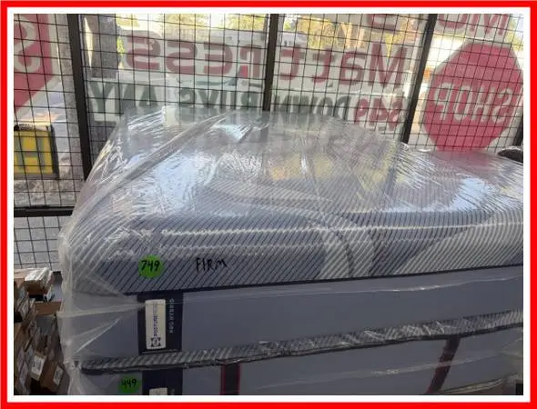 QUEEN SIZE SEALY POSTUREPEDIC PLUS HYBRID MATTRESS & BOX SPRING BED
