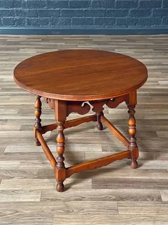 American Colonial Style Round Maple Side Table w/ Turned Legs, c.1930’