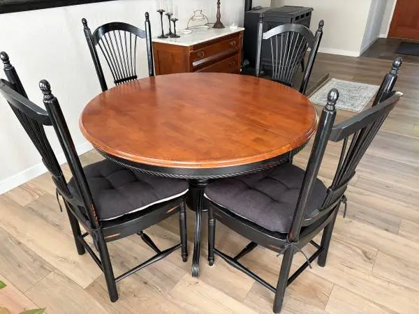 Dining / Dinette Table & Chairs
