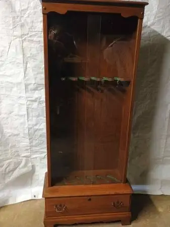 GUN CABINET HOLDS SIX RIFLES