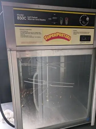 Wisco 850c Super Pretzel warmer and display