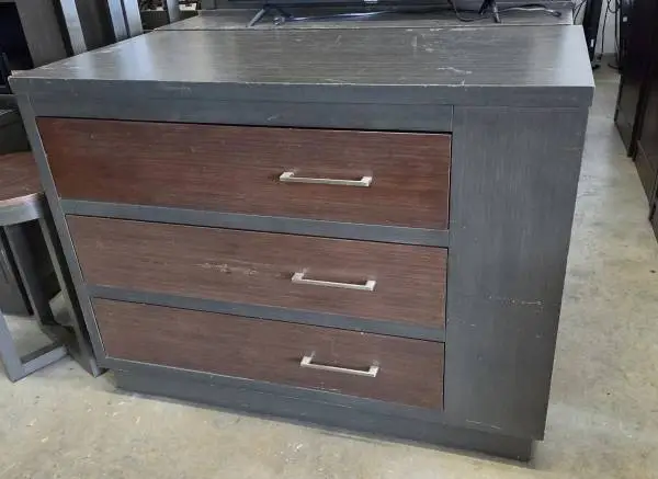 Chest/Dresser with 3 drawers