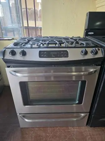 FRIGIDAIRE STAINLESS STEEL PROPANE GAS STOVE