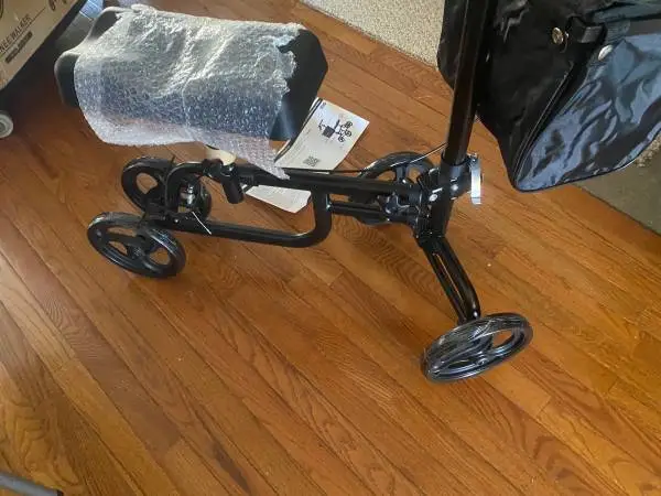 KNEE WALKER.