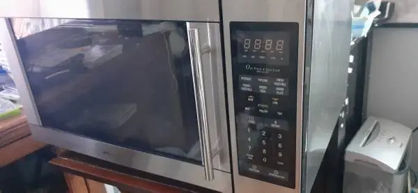 MAGIC CHEF MICROWAVE 1.6 CUBIC FEET 1,100 WATTS 13 CAROUSEL
