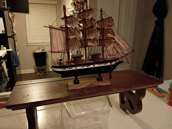 Wall shelf with ship