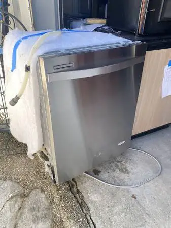 SS Whirlpool Gold Dishwasher 15 Place Settings Model #WDT710PAYM6 Used