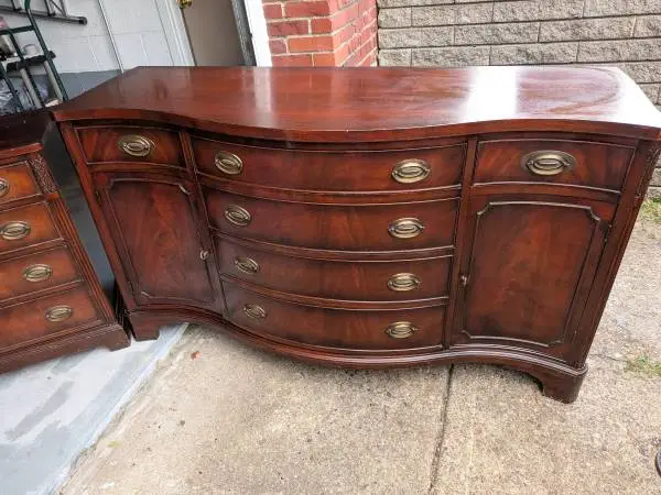 Duncan Phyfe bow front serpentine mahogany Buffet