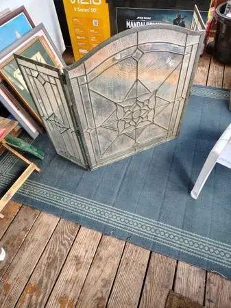 Glass fireplace screen