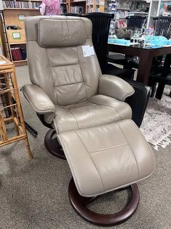 Contemporary Swivel Rocker Recliner with Footrest (#1032)