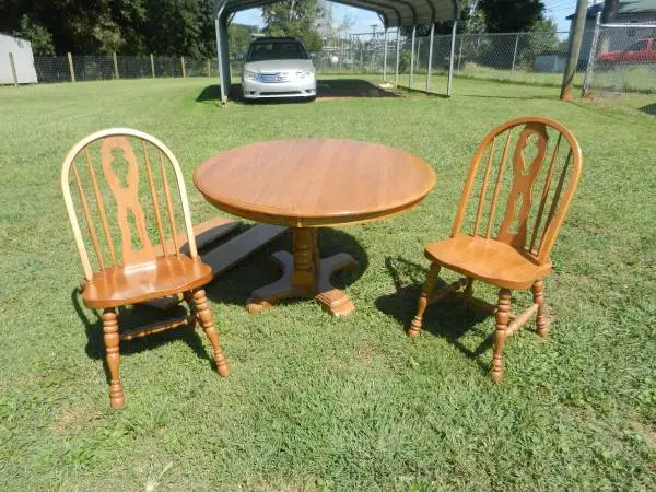*OAK ROUND TABLE-CHAIRS-2 LEAFS-MUST SEE