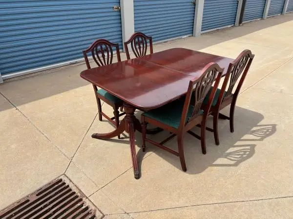 Beautiful Dark Mahogany Finished Formal Dining Table w/4 Chairs
