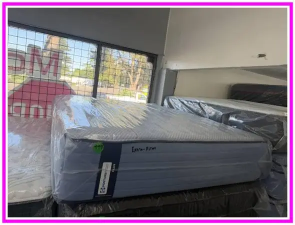 QUEEN SIZE SEALY POSTUREPEDIC PLUS MATTRESS & BOX SPRING BED SET