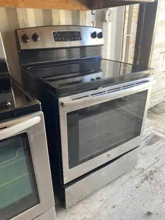 SS GE 30 Electric Stove 5.3 Cu Ft Model #JB630RF2SS Used