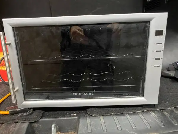 FRIGIDAIRE 8 BOTTLE WINE COOLER FWC084HM