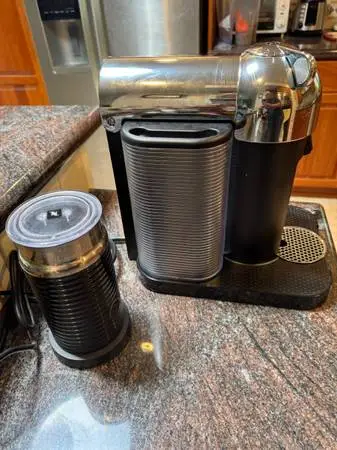 Nesspresso Coffee maker (Vertuo) with Frother
