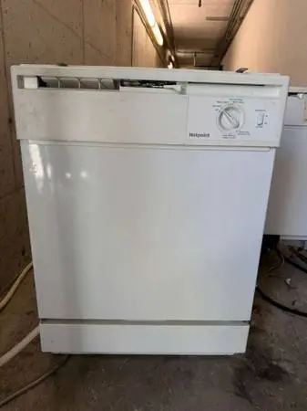 24 W Hotpoint Dishwasher White